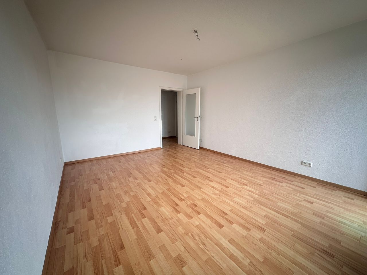 Wohnzimmer mit Zugang zum Balkon
