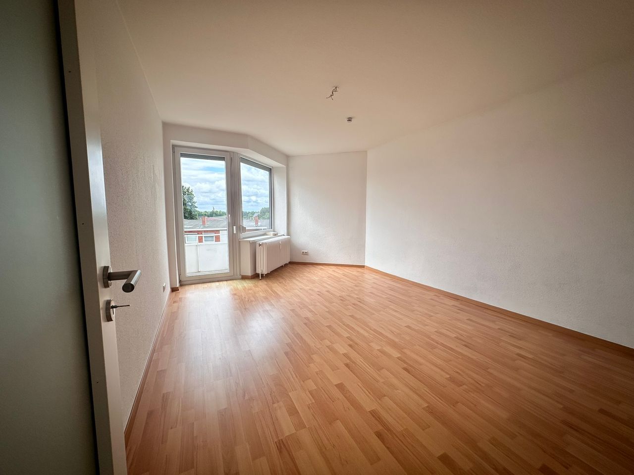 Wohnzimmer mit Zugang zum Balkon